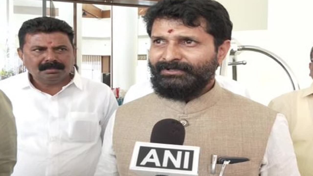 BJP नेता बोले, महिलाओं का प्रियंका गांधी से सवाल- UP में 40 फीसदी सीटें, Goa में 1 प्रतिशत भी नहीं?