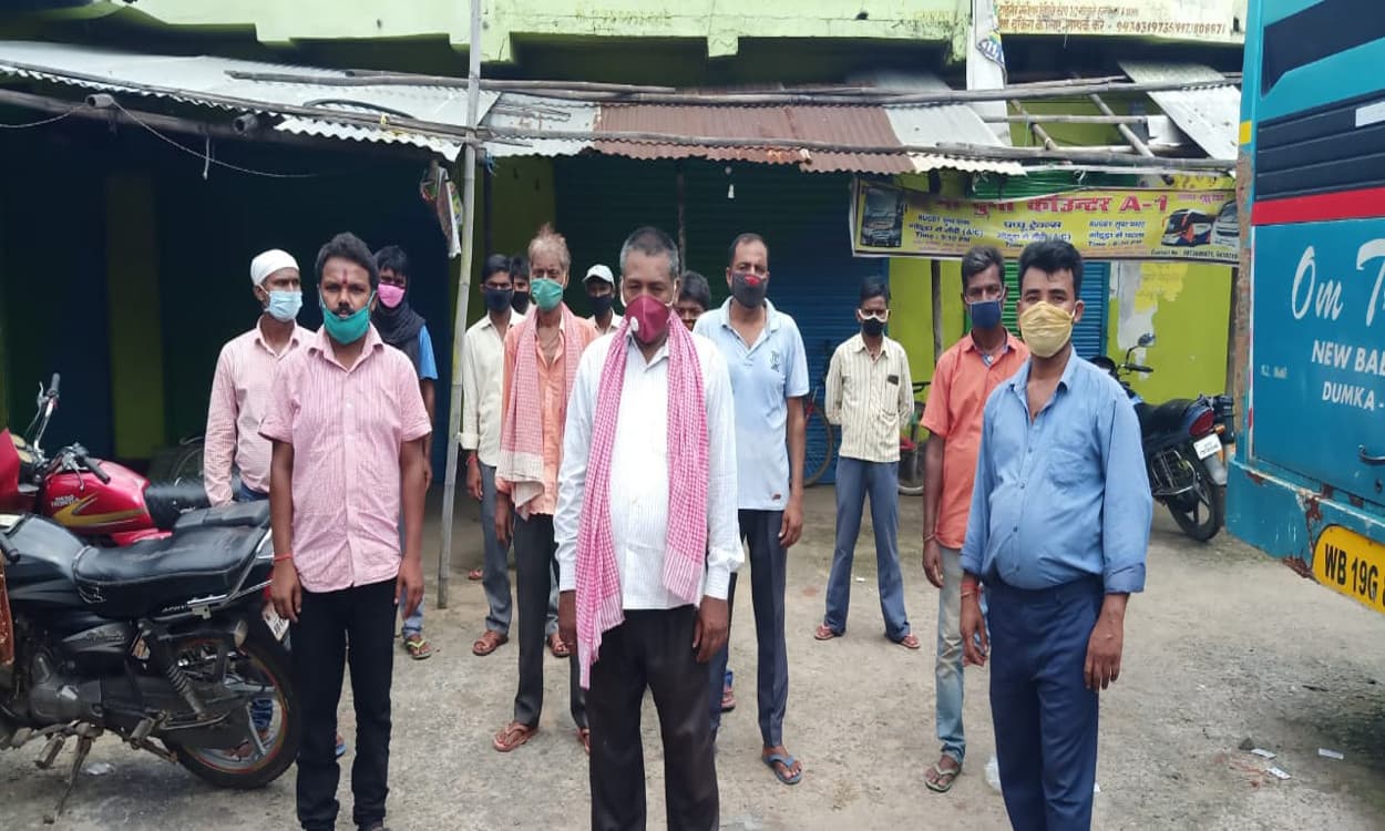 'क्या नाई के कैंची चलाने से ही फैल जायेगा कोरोना, जब सभी को कारोबार करने को परमिशन तो फिर...?'