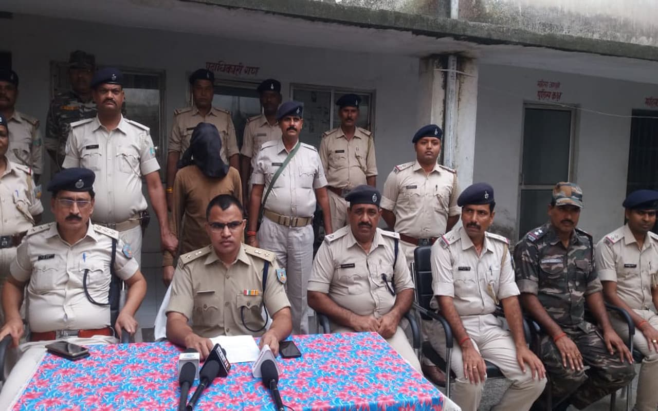 Jharkhand News: गोड्डा के महगामा में चोरी की 13 बाइक समेत कई सामान बरामद, जल्द खुलेंगे बाइक चोरी के राज