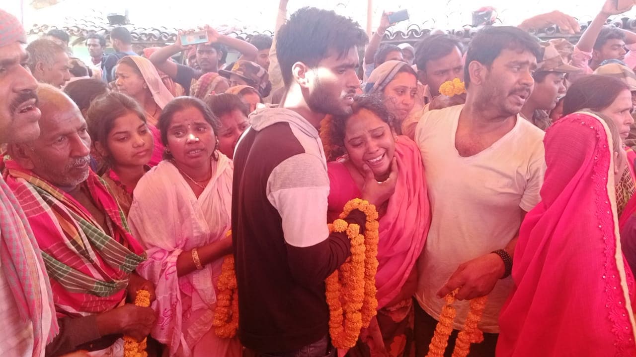 3 दिन पहले छुट्टी बिता कर ड्यूटी ज्वाइन किये थे देवेंद्र, शहीद होकर वापस लौटे अपने गांव, राजकीय सम्मान के साथ हुआ अंतिम संस्कार