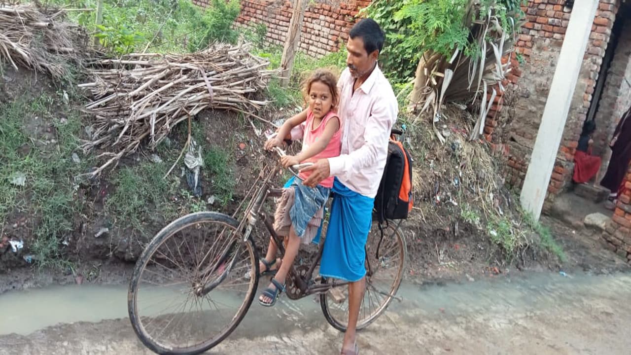 थैलेसीमिया बीमारी से ग्रसित बेटे की जान बचाने पिता सैकड़ों किमी साइकिल से करते हैं सफर, CM हेमंत ने लिया संज्ञान, गोड्डा डीसी को मदद करने का दिया निर्देश