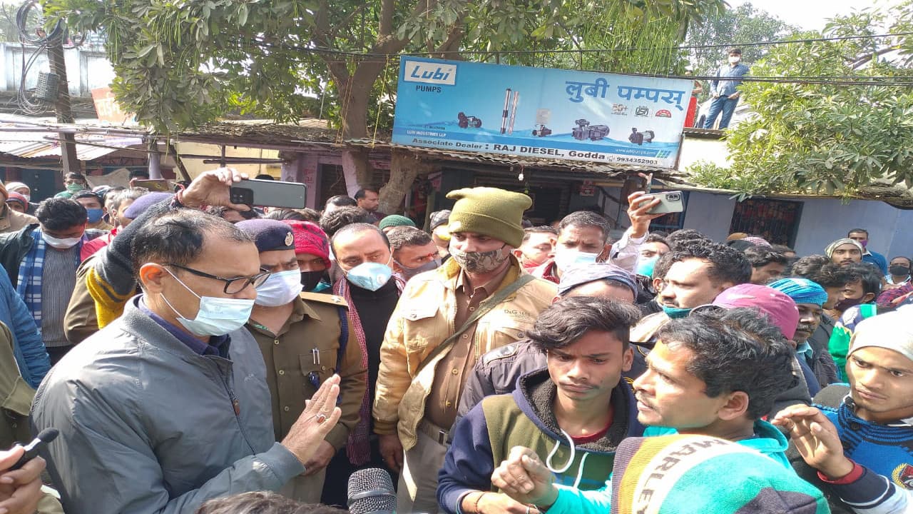Jharkhand News: गोड्डा के तेतरिया गांव में पुलिस पर ग्रामीणों ने किया पथराव, ASI समेत तीन जवान घायल