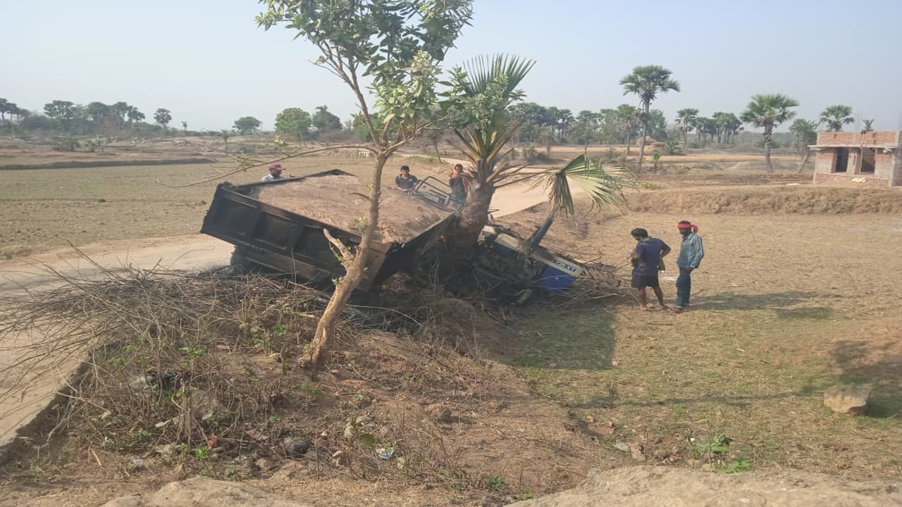 पोड़ैयाहाट में बालू लदे ट्रेक्टर ने 12 वर्षीय बच्चे को कुचला, आक्रोशित ग्रामीणों ने ट्रैक्टर में लगायी आग