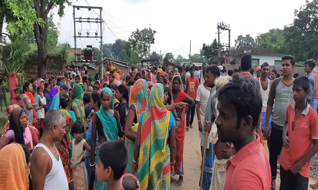 मेहरमा में 13 वर्षीय मूक- बधिर बच्ची से दुष्कर्म के बाद पत्थर से कूच कर हत्या, घंटों सड़क जाम