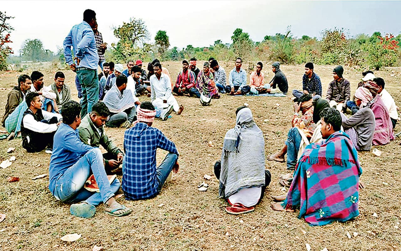 झारखंड : हुर्रासी परियोजना में 75% स्थानीय को मिले रोजगार, आउटसोर्सिंग कंपनी के खिलाफ गोलबंद हुए ग्रामीण