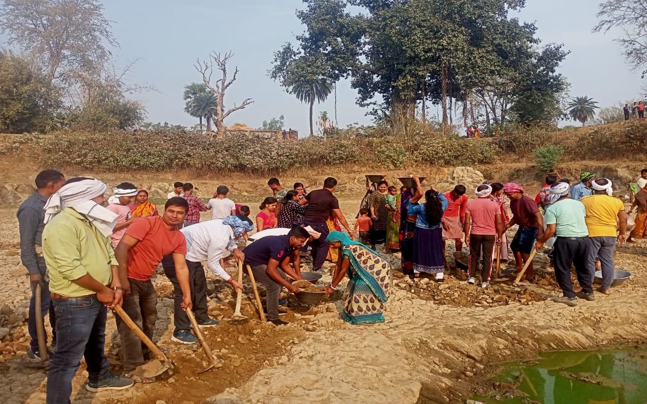 झारखंड : कुदाल और टोकरी थाम तालाब साफ करने में जुटी गोड्डा की सैकड़ों महिलाएं, जमकर हुई तारीफ