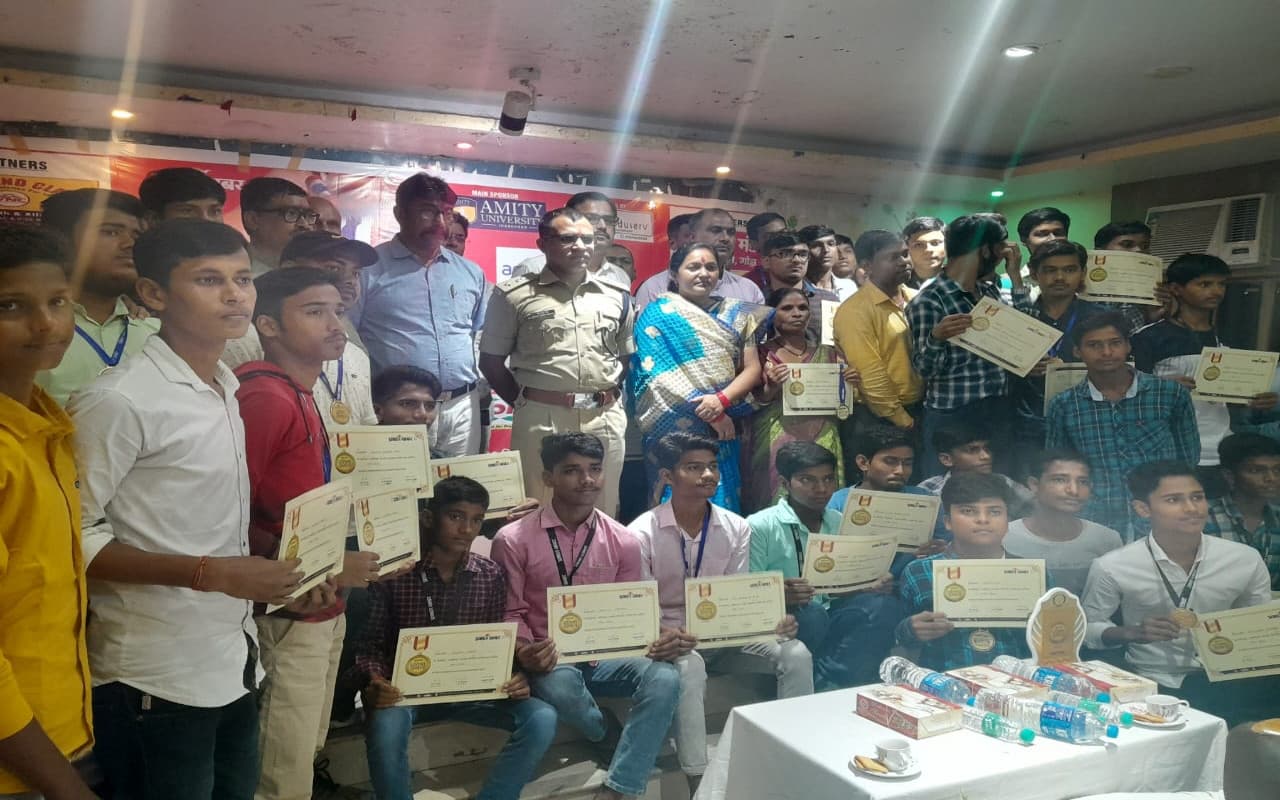 Prabhat Khabar Pratibha Samman: गोड्डा में सम्मान पाकर खुश दिखे छात्र, कहा- आगे बढ़ने के लिए बढ़ा हौसला