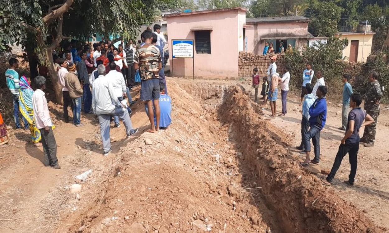 4 दिनों से कैद हैं गोला में उलादका गांव के ग्रामीण, जानिए क्या है कारण