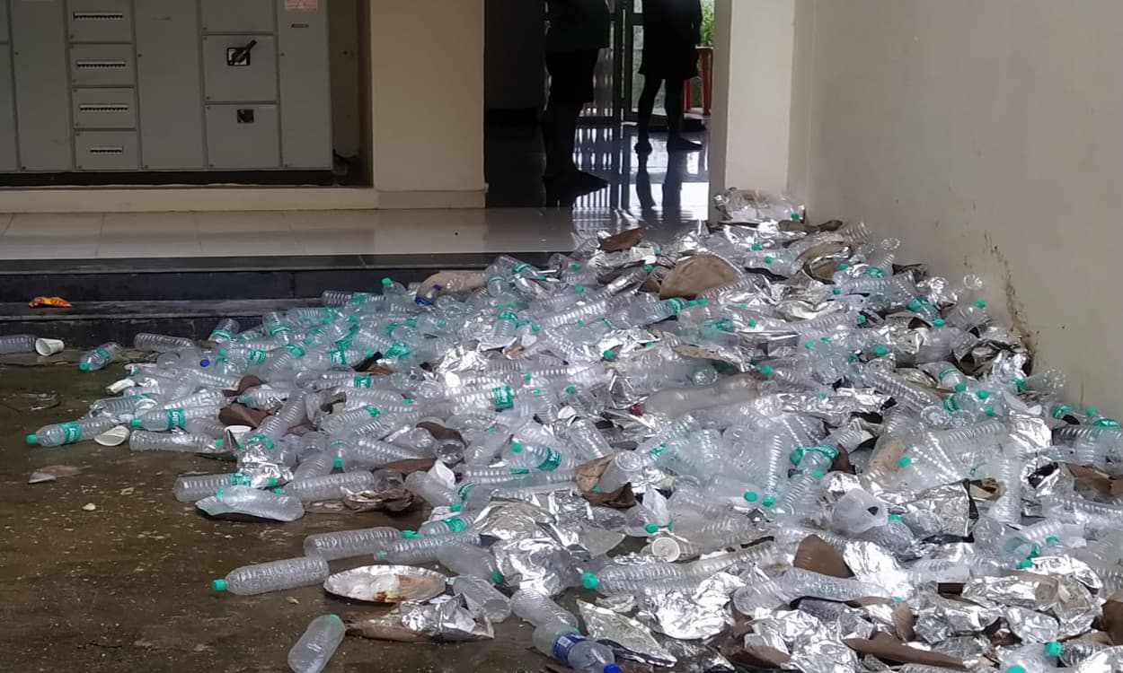 गोला के कोविड सेंटर में साइकिल से भर्ती होने पहुंचा कोरोना संक्रमित, व्यवस्था पर उठे सवाल, सेंटर में गंदगी का है अंबार