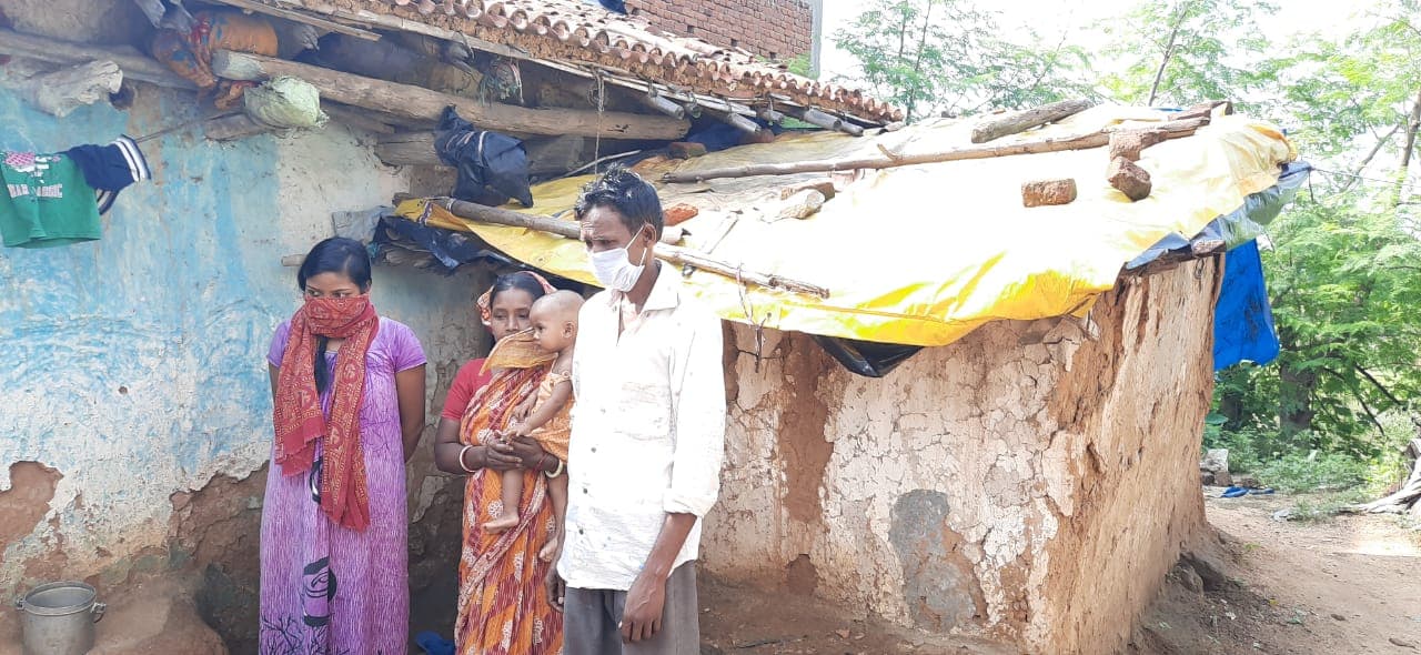 Jharkhand News : बारिश शुरू होते ही मगनपुर के दिनेश को पड़ोसी के घर में लेनी पड़ती है शरण, जानें क्या है वजह