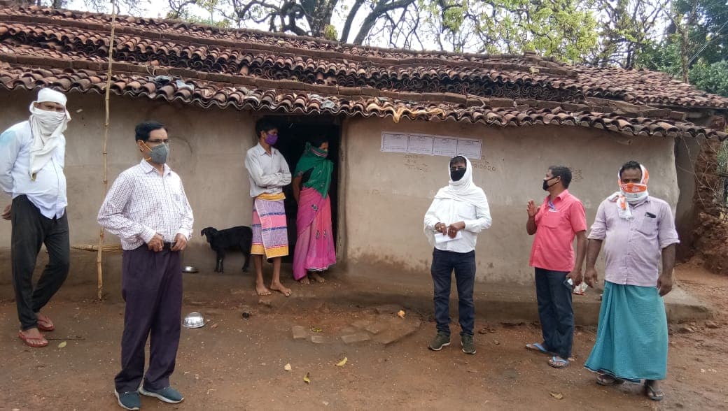 Jharkhand Lockdown : कोरोना संक्रमित कह कर प्रताड़ित मामले में मुख्यमंत्री ने दिये जांच के आदेश, गोला के मुरुडीह गांव पहुंचे अधिकारी