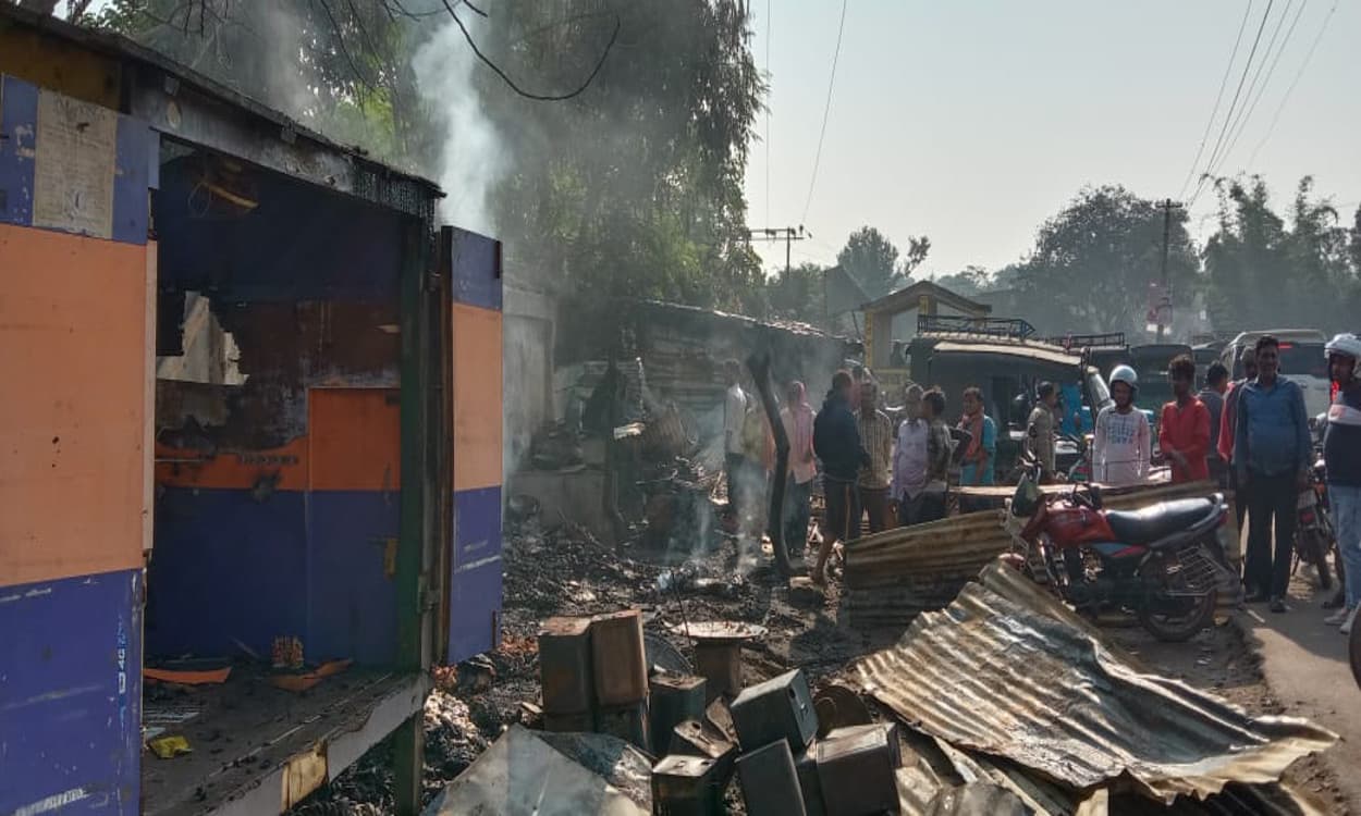 गोला के 5 दुकानों में लगी आग, लाखों की संपत्ति का हुआ नुकसान