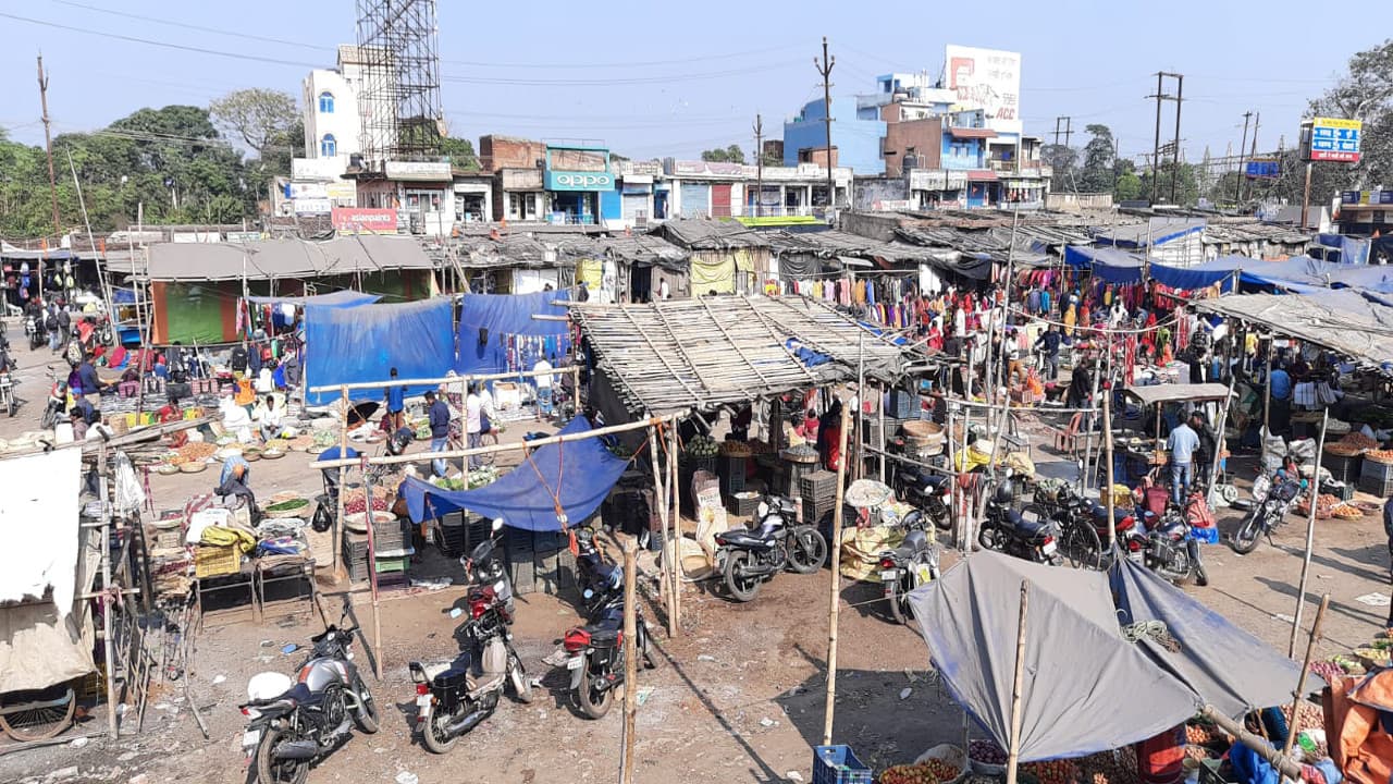 Jharkhand news: 21 महीने बाद रामगढ़ के गोला डेली मार्केट में सब्जी बेचने पहुंचे किसान,कोरानोकाल में हुआ था बंद