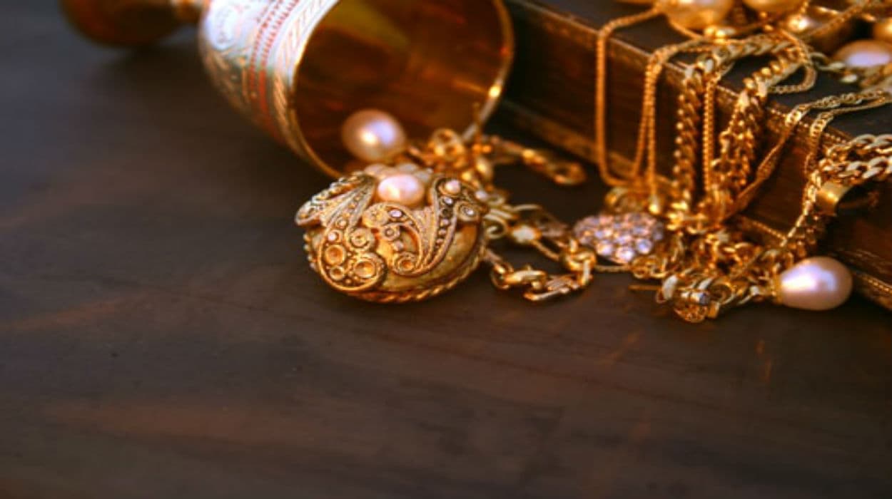 Gold-Silver Price UP: धनतेरस पर यूपी में क्या है सोने का भाव, किस कीमत पर बिक रही चांदी, जानिए हर शहर का भाव