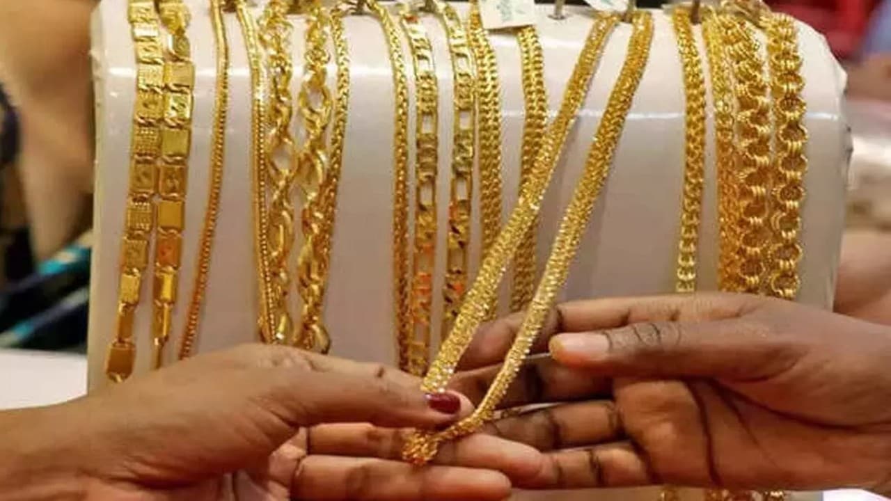 Gold Price : दिल्ली के सर्राफा बाजार में 60 हजारी होने से सोना से चार कदम दूर, जानें आज की नई दरें