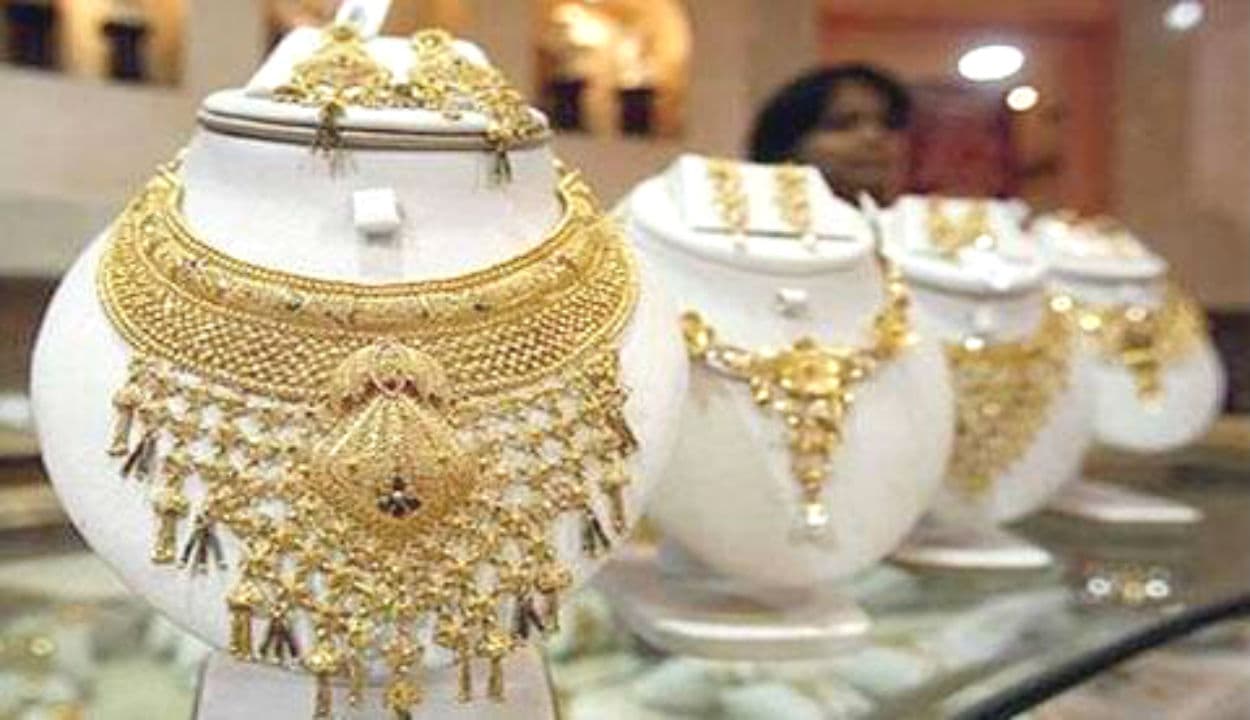 Gold Rate : सोना की कीमत में लगातार दूसरे दिन जोरदार गिरावट, सर्राफा बाजार में सस्ते में बिका 24 कैरेट गोल्ड