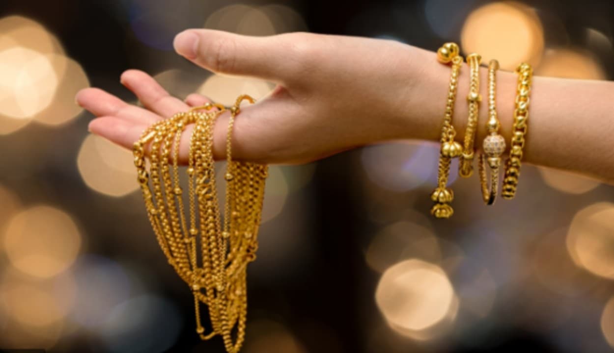 Gold Price : ग्लोबल ट्रेंड से बुलियन मार्केट में 333 रुपये महंगा हुआ सोना, चांदी में भी जबरदस्त उछाल, जानिए किस भाव बिका गोल्ड