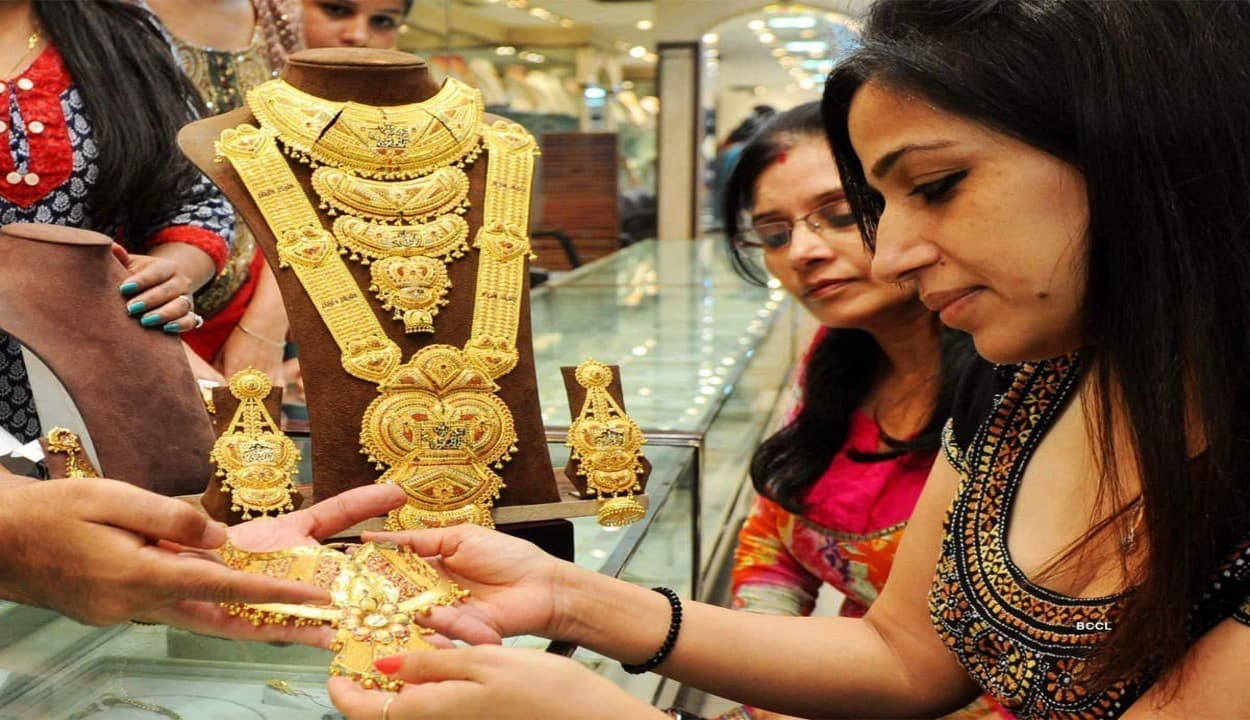 Gold Rate : सर्राफा बाजार में आज लगातार दूसरे दिन सस्ता हुआ सोना, जानिए आज क्या रहा गोल्ड का भाव...