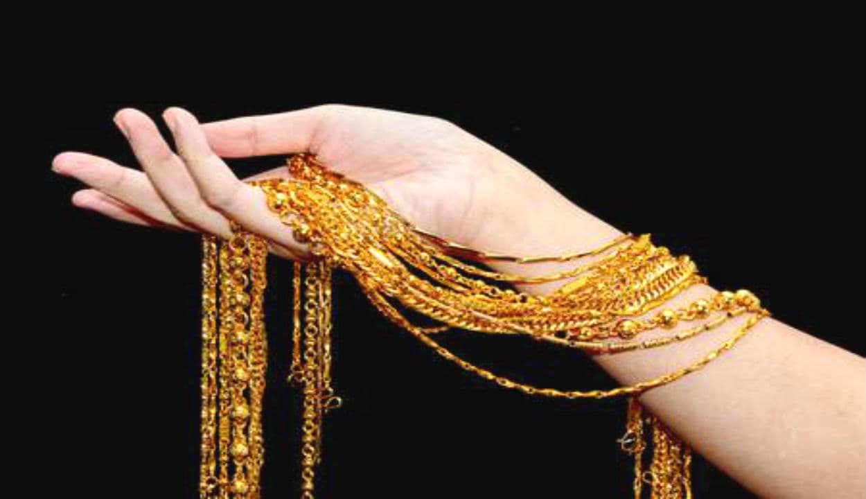 Gold Rates : सर्राफा बाजार में लगातार तीसरे दिन टूटा सोना, मगर 2020 में अब तक 26 फीसदी बढ़ गयी कीमत, जानिए ताजा भाव