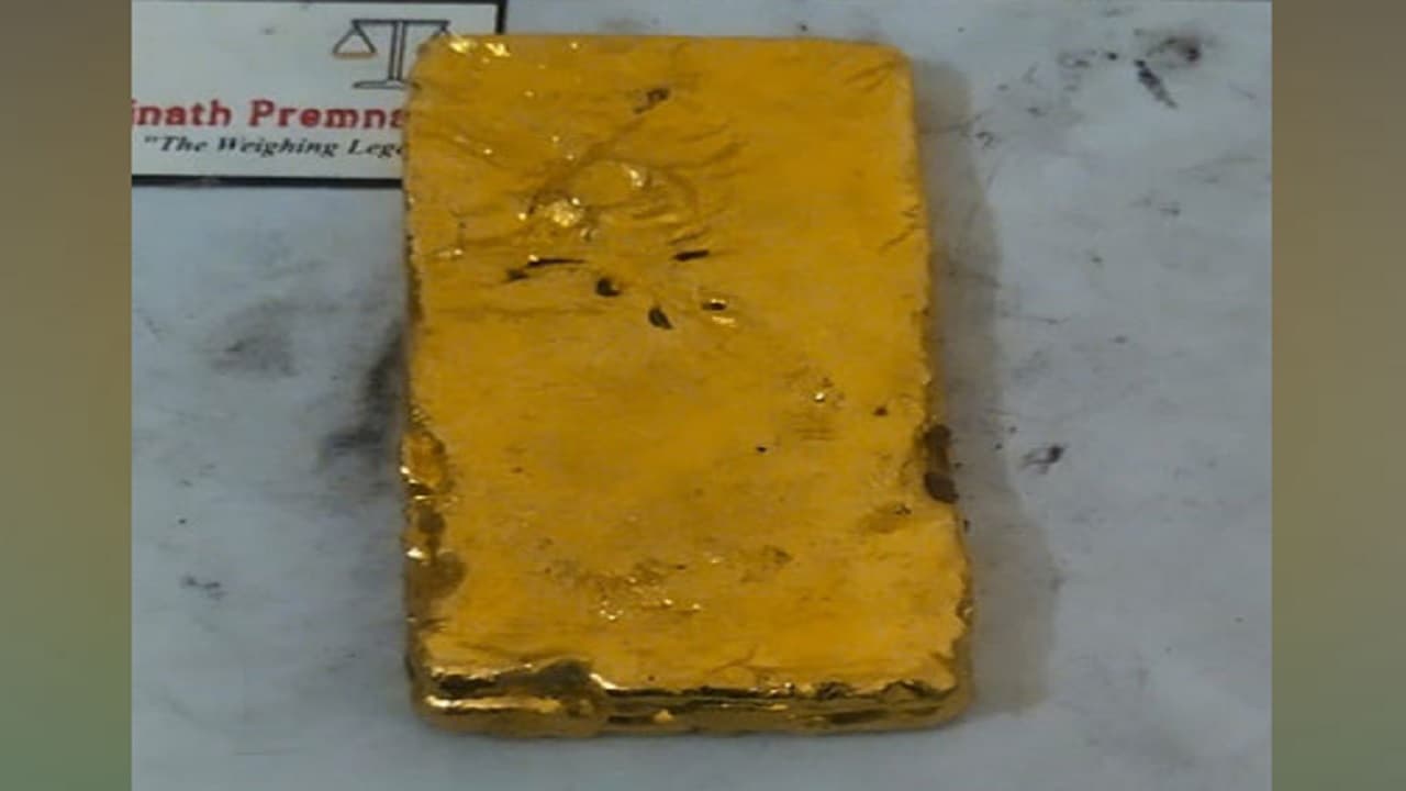 Delhi Airport: दिल्ली एयरपोर्ट पर फ्लाइट के टॉयलेट से 41 लाख रुपये का सोना बरामद