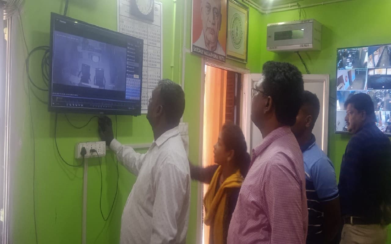 Jharkhand: गोमिया प्रखंड मुख्यालय के मनरेगा कार्यालय से चार कंप्यूटर की हुई चोरी, पुलिस पड़ताल में जुटी