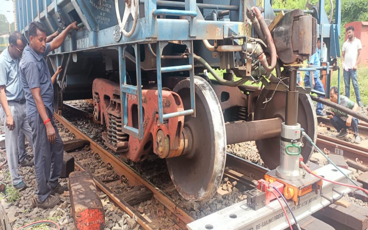 झारखंड : गोमो में मालगाड़ी बेपटरी, पांच मिनट देर से खुली राजधानी एक्सप्रेस