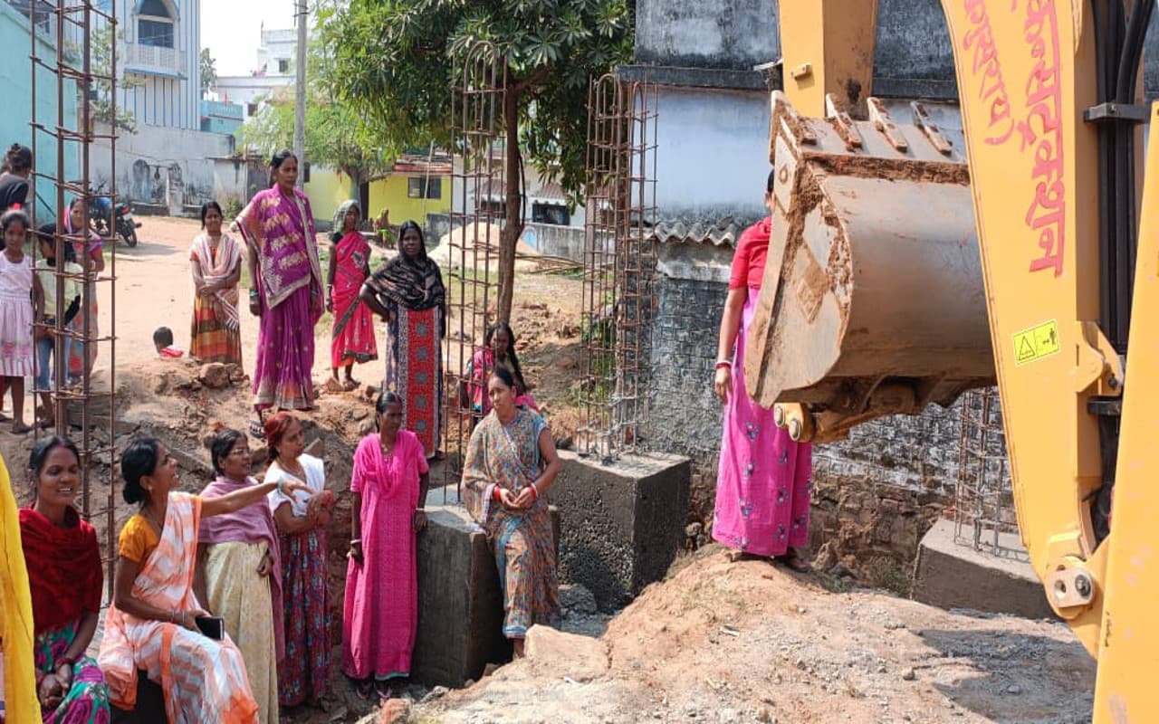 Jharkhand News: रास्ते की मांग को लेकर बुलडोजर के आगे खड़ी होकर गोमो की महिलाओं ने जताया विरोध