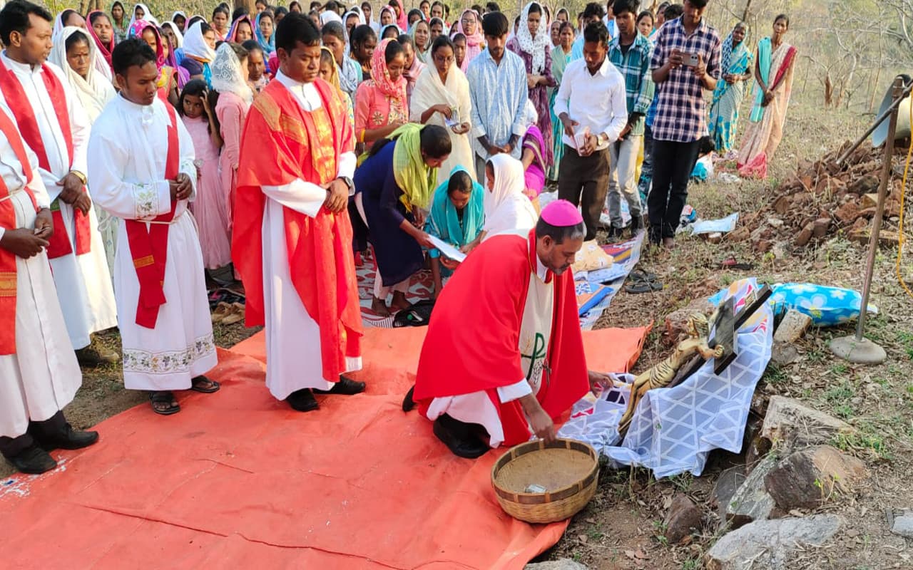 Good Friday: पलामू में मसीही विश्वासियों ने किये उपासना, चेतमा के कलवारी पहाड़ पर की क्रूस यात्रा