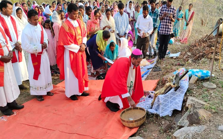 Good Friday: पलामू में मसीही विश्वासियों ने किये उपासना, चेतमा के कलवारी पहाड़ पर की क्रूस यात्रा