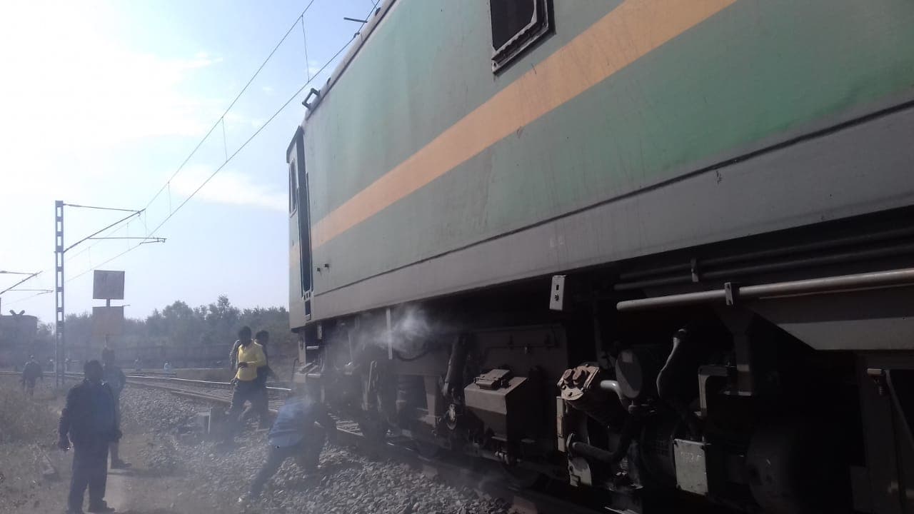 Indian Railways News: कोयला लदे मालगाड़ी के इंजन में लगी आग, बड़ा हादसा टला, धनबाद से चली थी ट्रेन