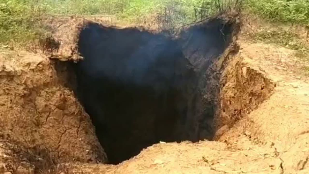झारखंड : तेज आवाज के साथ धनबाद के बिलबेरा में धंसी जमीन, 3 जगहों पर बना गोफ,आग और गैस निकलने से लोगों में दहशत