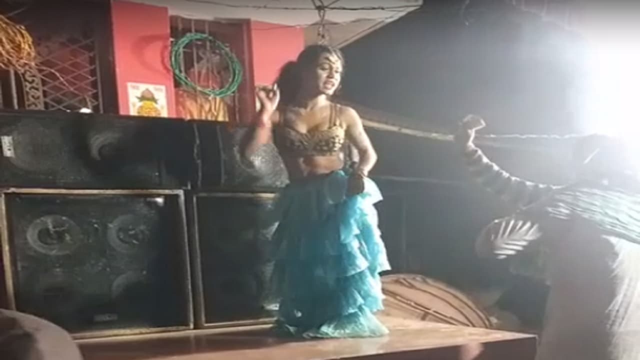 गोपालगंज में पंचायत चुनाव में पत्नी की जीत पर पति ने मंदिर में कराया बार बालाओं का डांस