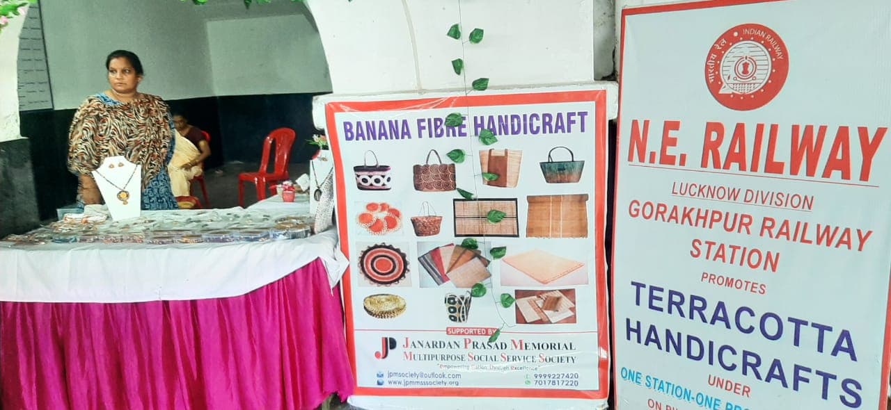 Gorakhpur ODOP: गोरखपुर स्‍टेशन पर रेल यात्रियों को लुभा रहे हैं टेराकोटा और केले के रेशे से बने सामान