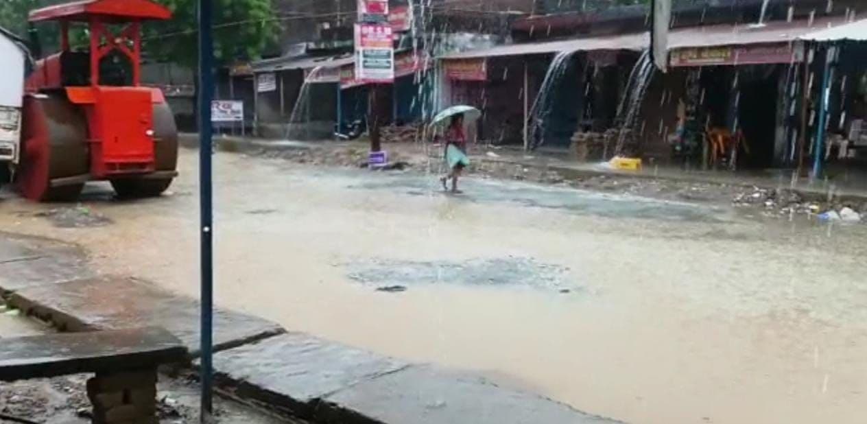 गोरखपुर में मानसून की दस्‍तक मूसलाधार बारिश से, आकाशवाणी केंद्र के टावर पर गिरी बिजली, ठप हो गया प्रसारण