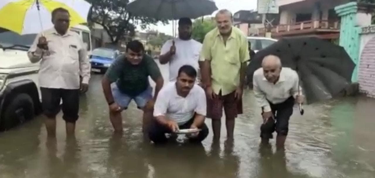 गोरखपुर के बेतियाहाता वार्ड में जलभराव देख पार्षद ने की नाली की आरती, नगर आयुक्त और मेयर को दिया धन्‍यवाद