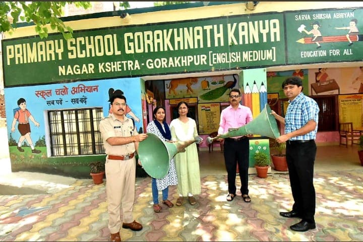 Gorakhpur News: स्कूलों में प्रार्थना और राष्ट्रगान गाने के लिए गोरखनाथ मंदिर से दिए गए लाउडस्पीकर 