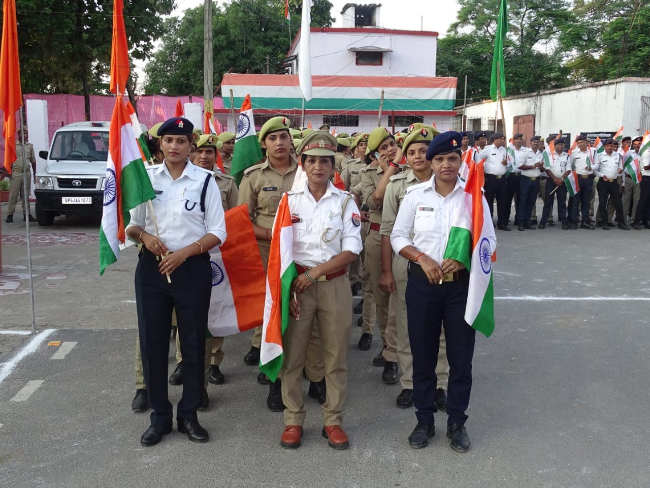 गोरखपुर में पुलिस जवानों ने रैली निकाल आजादी के वीर सपूतों को किया याद, युवाओं को देशभक्ति का दिया संदेश