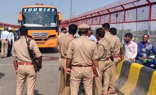 गोरखपुर: काठमांडू से लौटी टूरिस्ट बस में मिला खलासी का शव, पुलिस चालक को हिरासत में लेकर कर रही पूछताछ