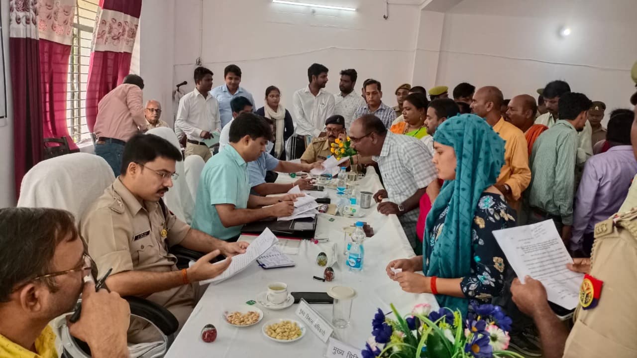 Gorakhpur: मां से बेटा छीनने वाले दादा और चाचा पर दर्ज होगी अपहरण की FIR, SSP ने दिया 48 घंटे का समय