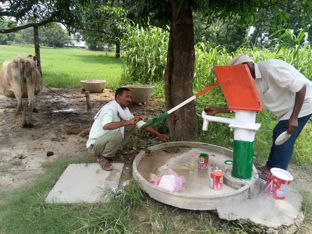 गोरखपुर के 1294 ग्राम पंचायतों में तिरंगे के रंग में रंगे जा रहे 6000 हैंडपंप, उत्सव सा लगने लगा माहौल