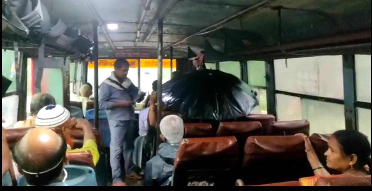 आखिर क्यों गोरखपुर रोडवेज की बस में छाता लगाकर यात्रा करने को मजबूर हैं यात्री? मानसून ने खोली पोल
