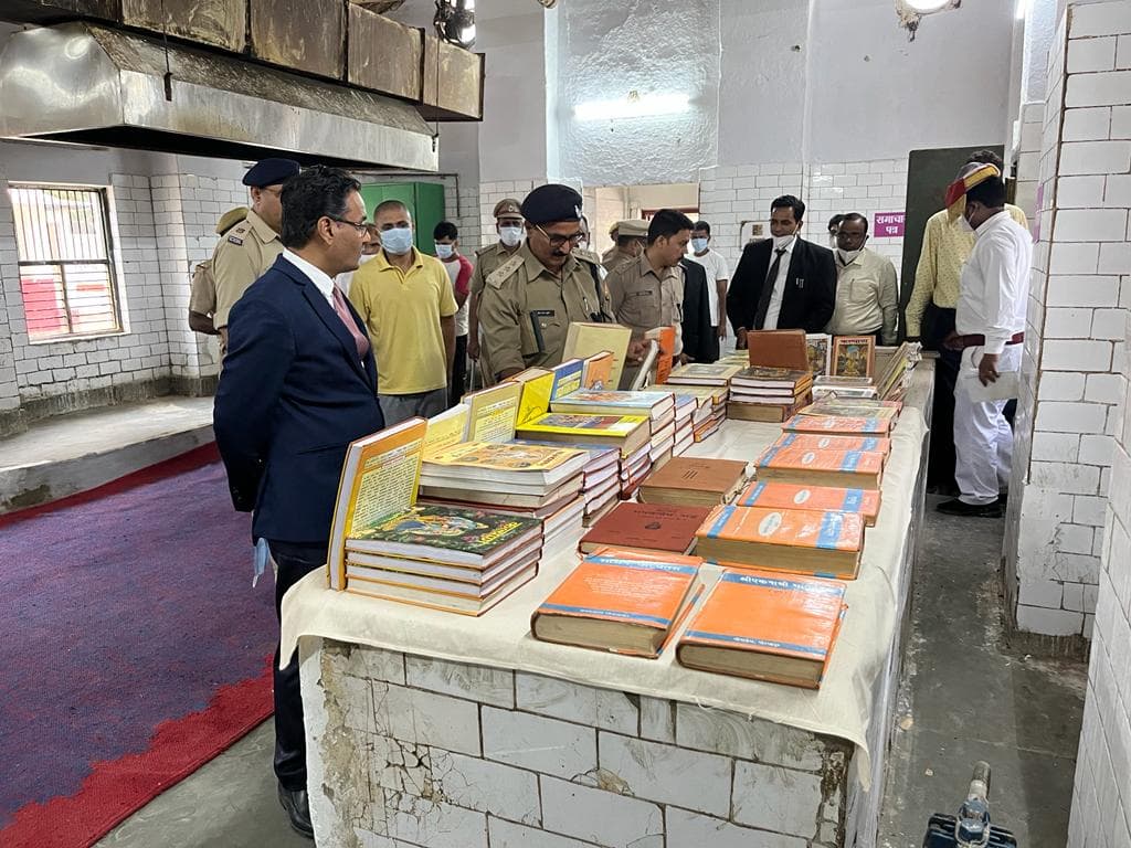 गोरखपुर जिला जेल में कैद‍ियों के जीवन में रोशनी लाएंगी किताबें, लाइब्रेरी से बढ़ाएंगे ज्ञान