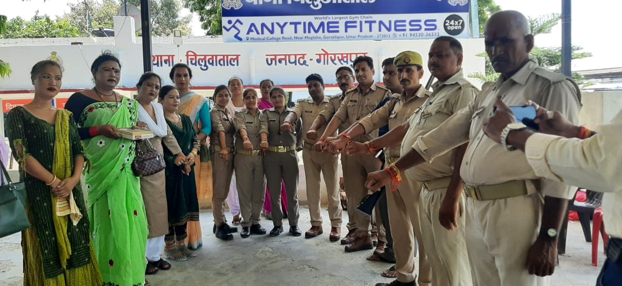 गोरखपुर में किन्नर समाज के लोगों ने पुलिसकर्मियों को बांधी राखी, खाकीधारियों ने दिया ये वचन...