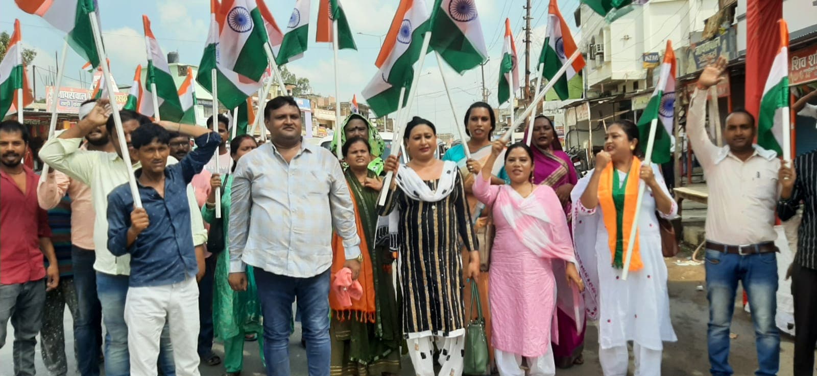 गोरखपुर में किन्नर समाज ने की तिरंगा यात्रा, झंडा बांटकर लोगों से की आजादी का अमृत महोत्सव मनाने की अपील