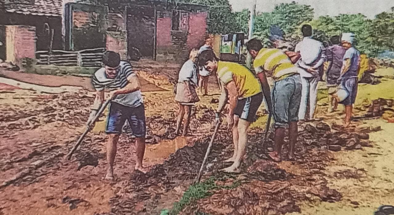 बरेली में जनप्रतिनिधियों और अफसरों की बेरुखी के बाद उठाया गया अनूठा कदम, श्रद्धालुओं ने खुद बनाया रास्ता