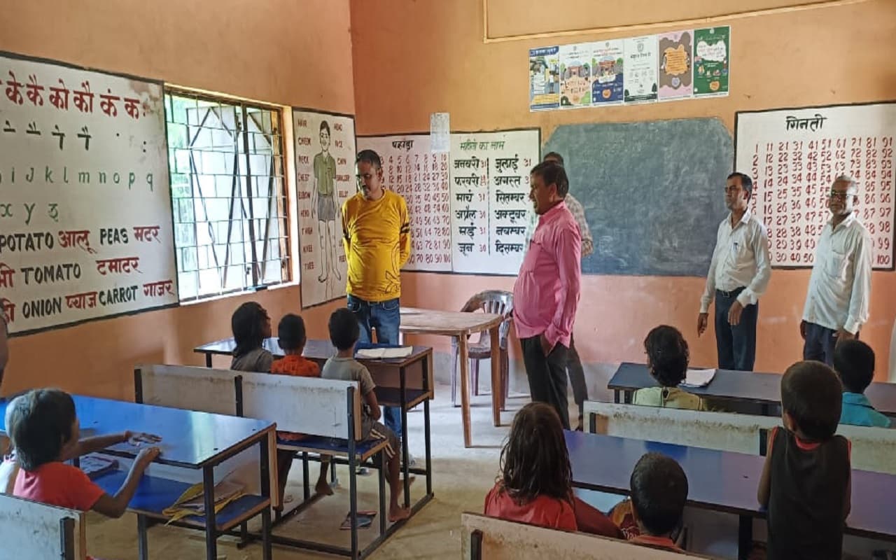 Jharkhand News: झारखंड का एक ऐसा सरकारी स्कूल, जहां बिना ड्रेस व कॉपी-किताब के नंगे पैर आते हैं छात्र