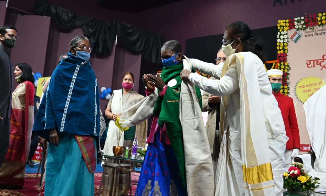 National Voters Day 2021 : राज्यपाल द्रौपदी मुर्मू ने 3 DC समेत 14 पदाधिकारियों को किया सम्मानित, बोली- राष्ट्र के प्रति दायित्व को समझे नागरिक