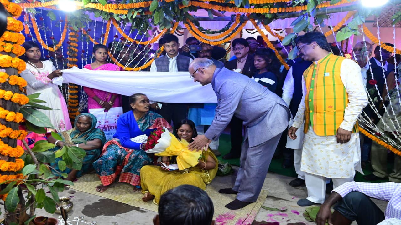 राज्यपाल रमेश बैस ने CM हेमंत की चचेरी बहन को दिया आशीर्वाद, दुल्हन की तरह सजा पैतृक आवास, देखें Pics