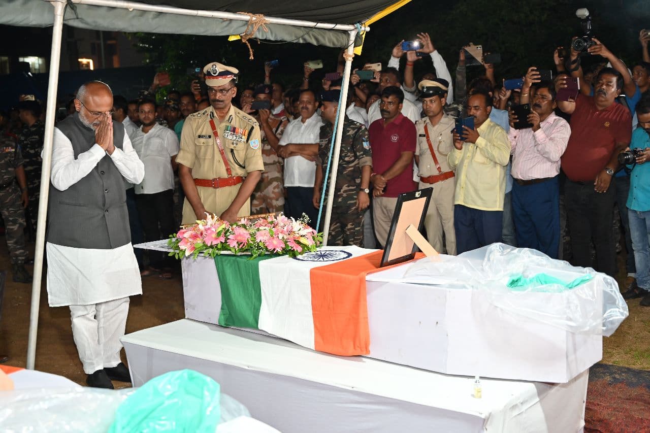 PHOTOS: पश्चिमी सिंहभूम के टोंटो में शहीद हुए दो जवान को राज्यपाल और मुख्यमंत्री ने दी श्रद्धांजलि