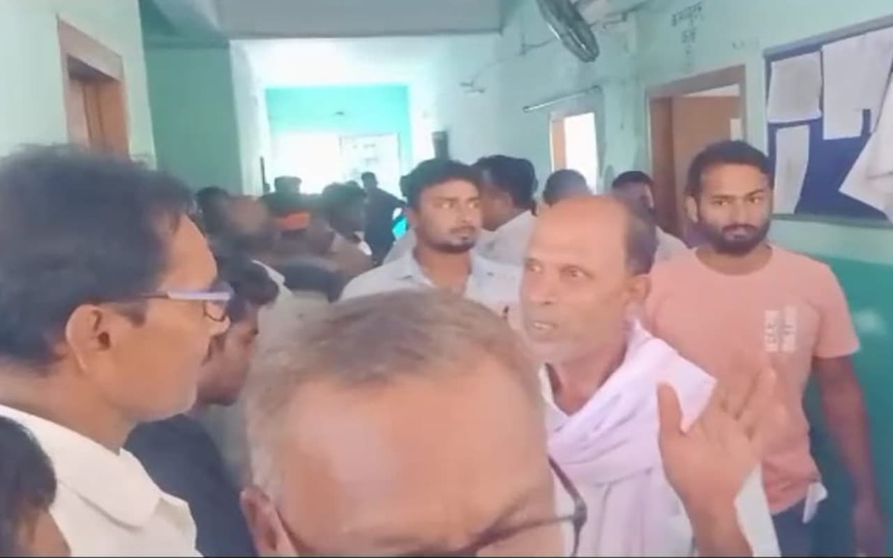 झारखंड : धनबाद के गोविंदपुर ब्लॉक ऑफिस में जमकर हुआ हंगामा, बागसुमा मुखिया व बीडीओ के बीच हुई बहस